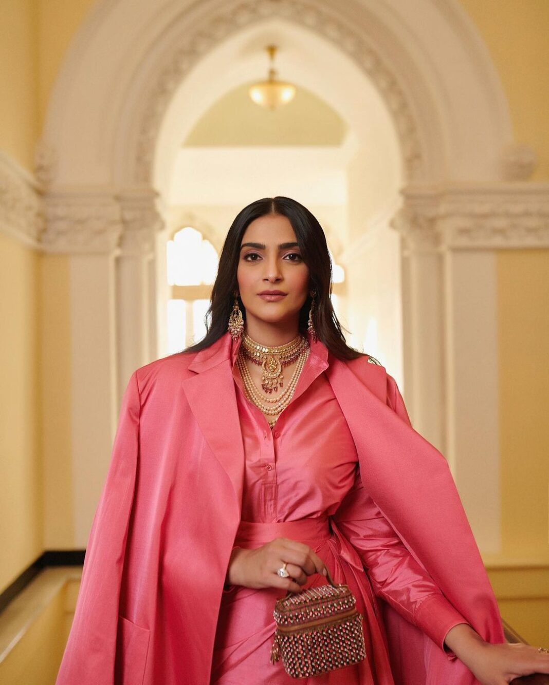 Sonam Kapoor Instagram - So excited to welcome Dior to India, showcasing the incomparable craft of our country and sharing it with the world. Outfit @dior @mariagraziachiuri Jewels @thegempalace Pearls vintage @kapoor.sunita Styled by @nikhilmansata Beauty @namratasoni 📸 @thehouseofpixels #diorfall23 The Taj Mahal Palace, Mumbai