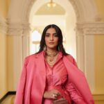 Sonam Kapoor Instagram - So excited to welcome Dior to India, showcasing the incomparable craft of our country and sharing it with the world. Outfit @dior @mariagraziachiuri Jewels @thegempalace Pearls vintage @kapoor.sunita Styled by @nikhilmansata Beauty @namratasoni 📸 @thehouseofpixels #diorfall23 The Taj Mahal Palace, Mumbai