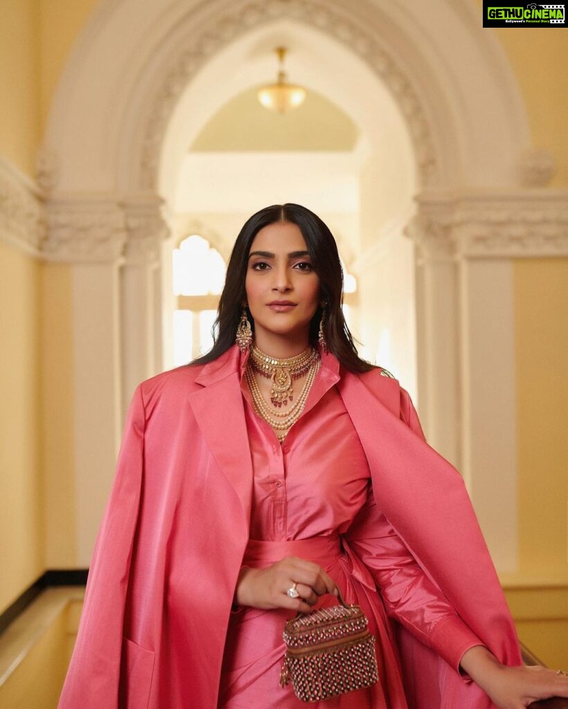 Sonam Kapoor Instagram - So excited to welcome Dior to India, showcasing the incomparable craft of our country and sharing it with the world. Outfit @dior @mariagraziachiuri Jewels @thegempalace Pearls vintage @kapoor.sunita Styled by @nikhilmansata Beauty @namratasoni 📸 @thehouseofpixels #diorfall23 The Taj Mahal Palace, Mumbai