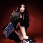 Sonam Kapoor Instagram - Swipe to see the ⭐️ of this day! #airmaxday @nike @vegnonveg @anandahuja Pictures by the Amazing @sashajairam Beauty @namratasoni Assistants @komalvora_ @makeupbyridhi Outfit @saakshakinni Earrings : @minerali_store @sachdeva.ritika Sphere ring : @silverstreakstore STYLE @rheakapoor with @abhilashatd
