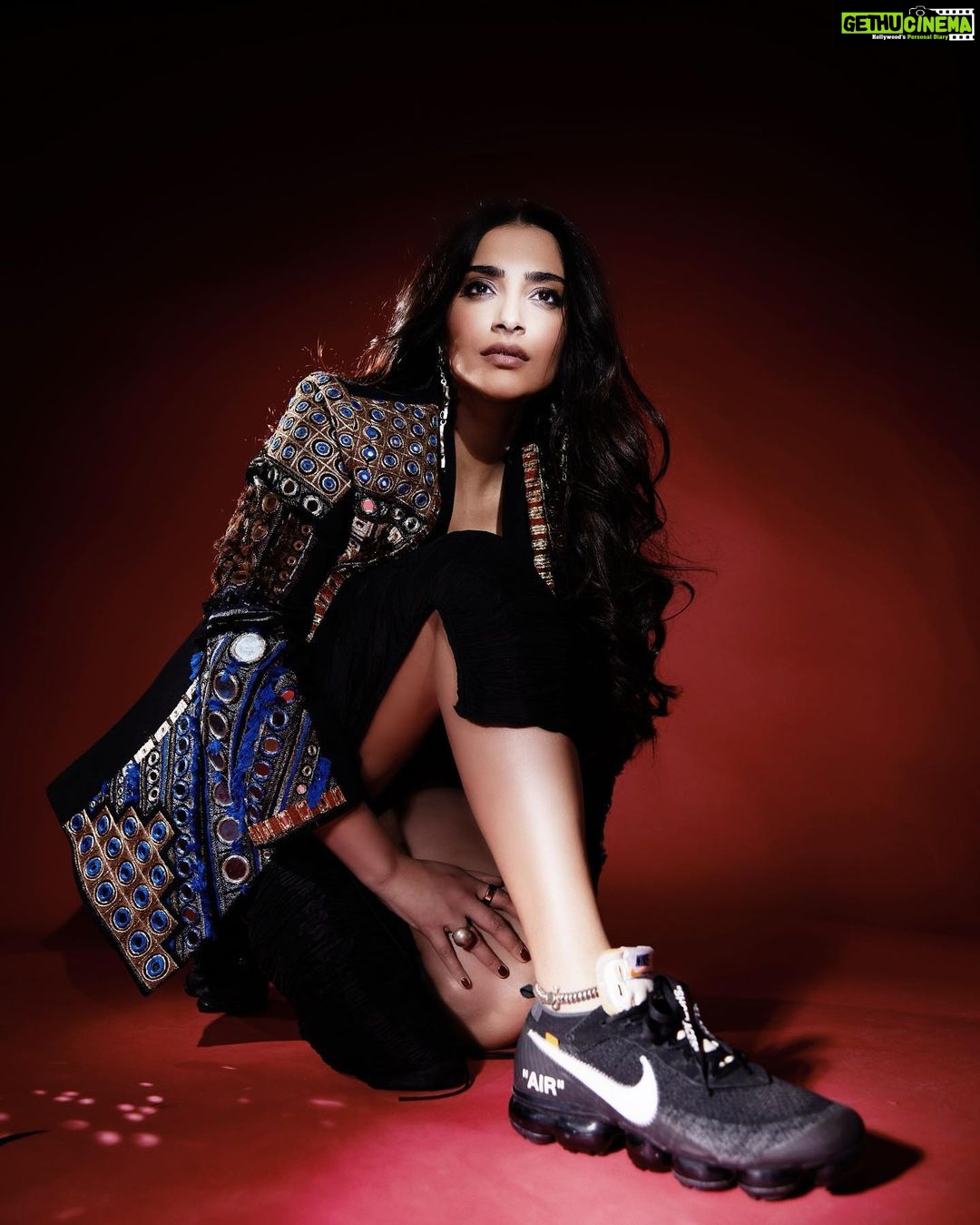 Sonam Kapoor Instagram - Swipe to see the ⭐️ of this day! #airmaxday @nike @vegnonveg @anandahuja Pictures by the Amazing @sashajairam Beauty @namratasoni Assistants @komalvora_ @makeupbyridhi Outfit @saakshakinni Earrings : @minerali_store @sachdeva.ritika Sphere ring : @silverstreakstore STYLE @rheakapoor with @abhilashatd