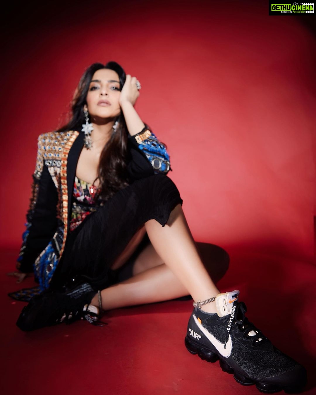 Sonam Kapoor Instagram - Swipe to see the ⭐️ of this day! #airmaxday @nike @vegnonveg @anandahuja Pictures by the Amazing @sashajairam Beauty @namratasoni Assistants @komalvora_ @makeupbyridhi Outfit @saakshakinni Earrings : @minerali_store @sachdeva.ritika Sphere ring : @silverstreakstore STYLE @rheakapoor with @abhilashatd