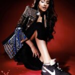Sonam Kapoor Instagram - Swipe to see the ⭐️ of this day! #airmaxday @nike @vegnonveg @anandahuja Pictures by the Amazing @sashajairam Beauty @namratasoni Assistants @komalvora_ @makeupbyridhi Outfit @saakshakinni Earrings : @minerali_store @sachdeva.ritika Sphere ring : @silverstreakstore STYLE @rheakapoor with @abhilashatd