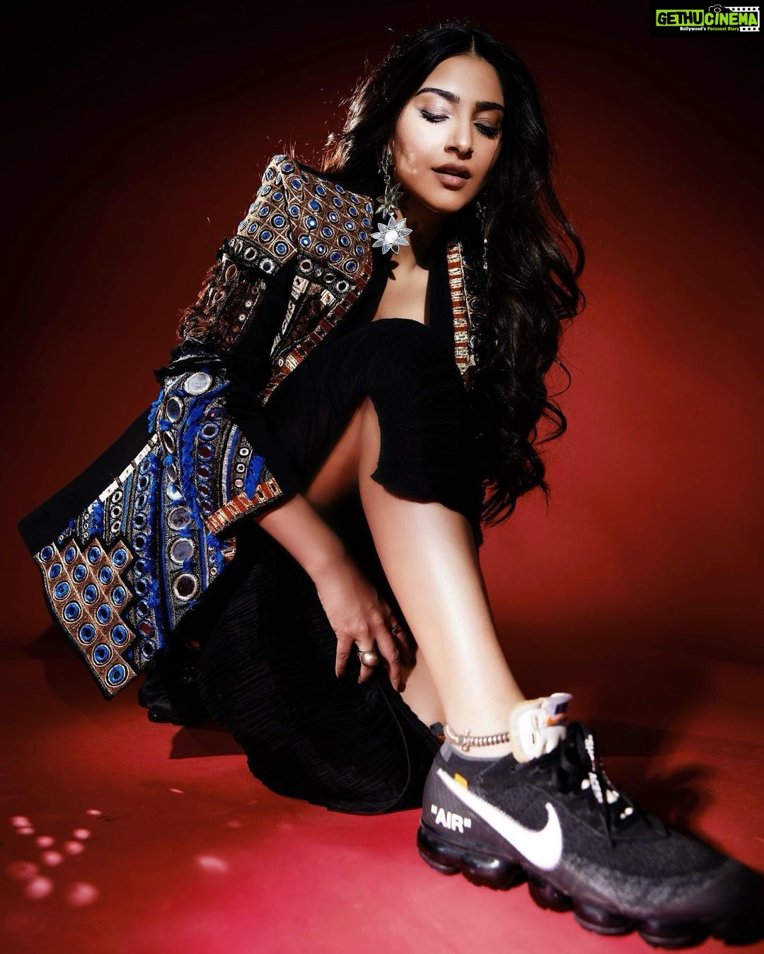 Sonam Kapoor Instagram - Swipe to see the ⭐️ of this day! #airmaxday @nike @vegnonveg @anandahuja Pictures by the Amazing @sashajairam Beauty @namratasoni Assistants @komalvora_ @makeupbyridhi Outfit @saakshakinni Earrings : @minerali_store @sachdeva.ritika Sphere ring : @silverstreakstore STYLE @rheakapoor with @abhilashatd