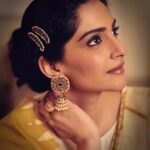 Sonam Kapoor Instagram - In a simple linen sari with vintage jewels . I find saris the most comfortable to wear in the indian heat. Thank you @anavila_m for making some of the chicest and most beautiful saris that scream simplicity. Style @rheakapoor @abhilashatd @devanshi.15 Beauty @namratasoni 📸 @thehouseofpixels Delhi, India