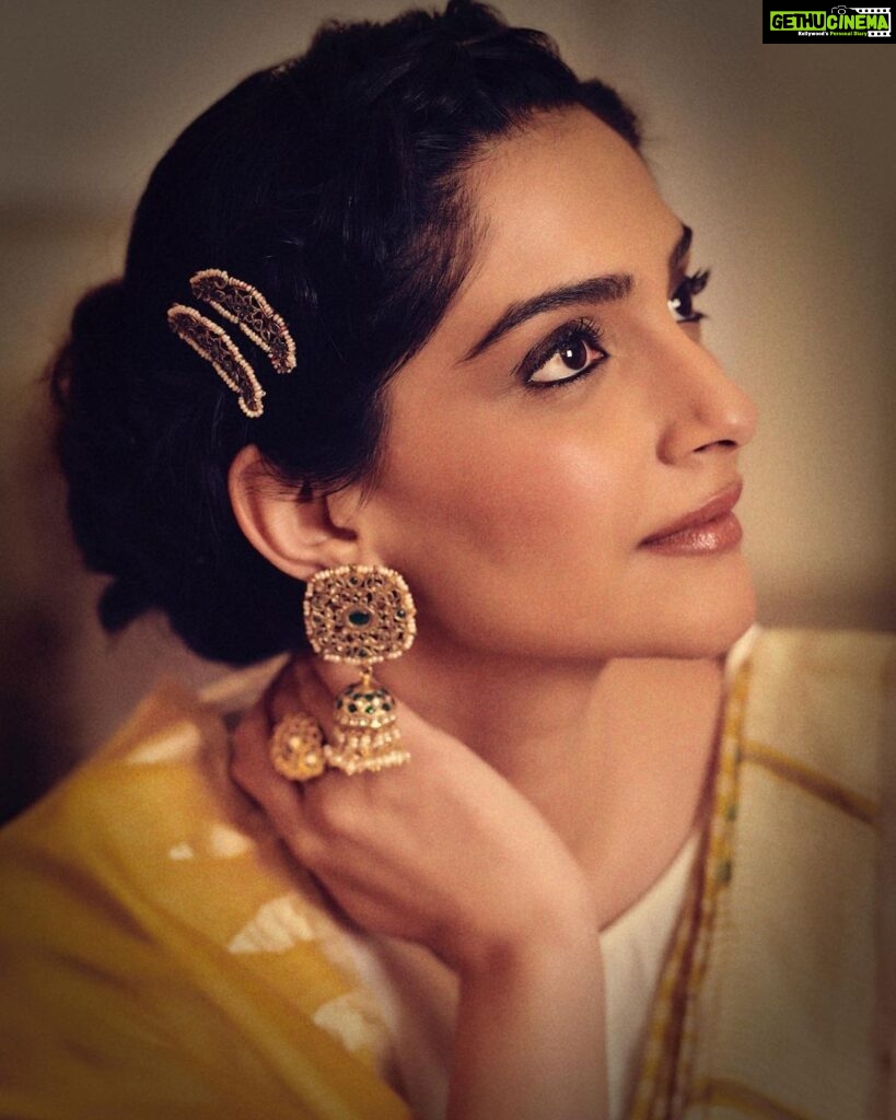 Sonam Kapoor Instagram - In a simple linen sari with vintage jewels . I find saris the most comfortable to wear in the indian heat. Thank you @anavila_m for making some of the chicest and most beautiful saris that scream simplicity. Style @rheakapoor @abhilashatd @devanshi.15 Beauty @namratasoni 📸 @thehouseofpixels Delhi, India