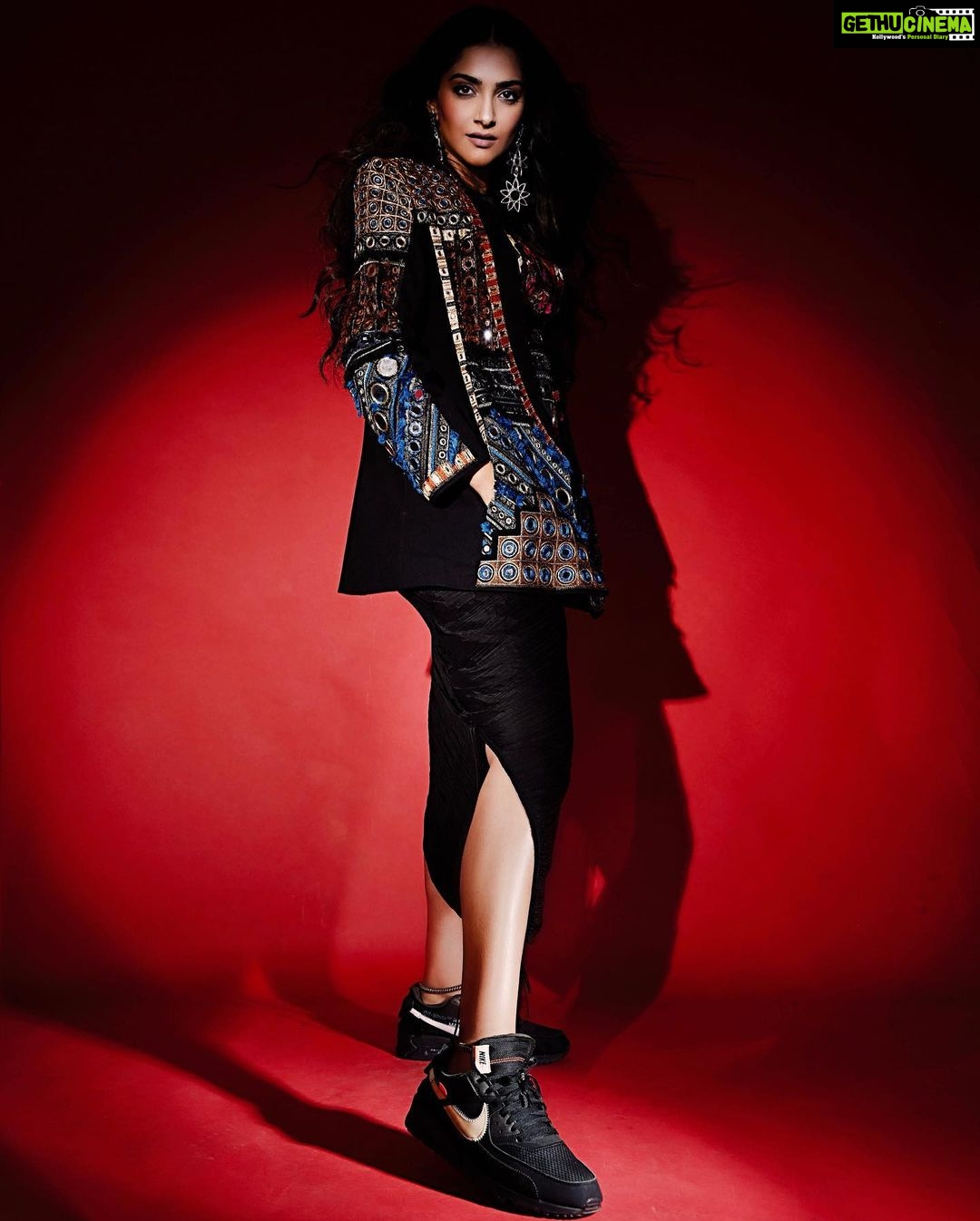 Sonam Kapoor Instagram - Swipe to see the ⭐️ of this day! #airmaxday @nike @vegnonveg @anandahuja Pictures by the Amazing @sashajairam Beauty @namratasoni Assistants @komalvora_ @makeupbyridhi Outfit @saakshakinni Earrings : @minerali_store @sachdeva.ritika Sphere ring : @silverstreakstore STYLE @rheakapoor with @abhilashatd