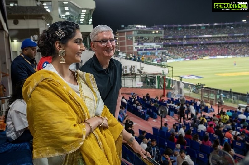 Sonam Kapoor Instagram - #TimCook and entire @apple team - we hope you’ve had a lovely stay here and leave encouraged and positive on Apple’s outlook in the country. We’re so grateful for the care and attention you’ve given to creating your signature world class experience here. 🙏 @anandahuja Delhi, India