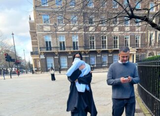 Sonam Kapoor Instagram - Spring is coming….. @anandahuja #vayusparents #everydayphenomenal Notting Hill