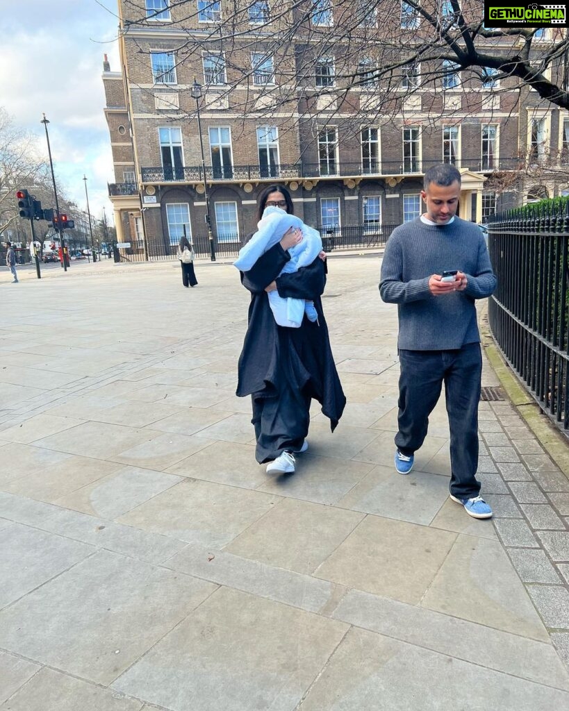 Sonam Kapoor Instagram - Spring is coming….. @anandahuja #vayusparents #everydayphenomenal Notting Hill