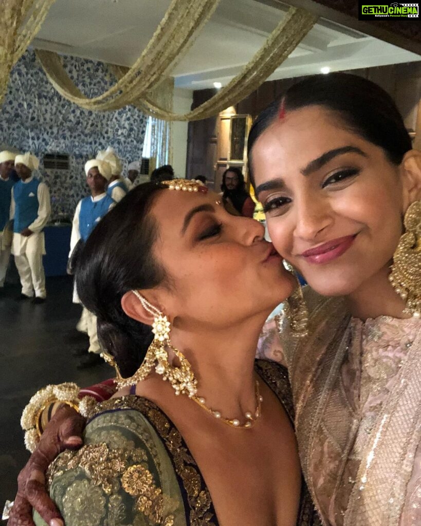 Sonam Kapoor Instagram - Happy happy birthday dearest Rani .. 25 years of friendship and counting ❤️ love you.
