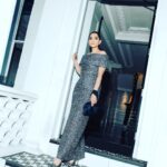 Sonam Kapoor Instagram - Ready for a night out to launch @authoramish latest! Style @nikhilmansata 📸 @moeez 👗 @emiliawickstead 👛 @therow 👠 @manoloblahnik 💄 @mariaasadimakeup 💇‍♀️ @kenorourke1 #nightsalwaysyoung #mamasnightout #datenight Royal Borough of Kensington and Chelsea