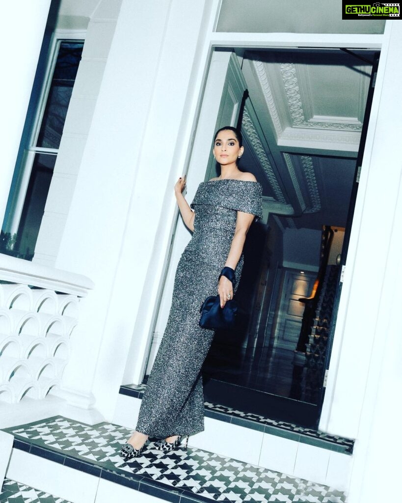 Sonam Kapoor Instagram - Ready for a night out to launch @authoramish latest! Style @nikhilmansata 📸 @moeez 👗 @emiliawickstead 👛 @therow 👠 @manoloblahnik 💄 @mariaasadimakeup 💇‍♀️ @kenorourke1 #nightsalwaysyoung #mamasnightout #datenight Royal Borough of Kensington and Chelsea