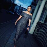 Sonam Kapoor Instagram - Ready for a night out to launch @authoramish latest! Style @nikhilmansata 📸 @moeez 👗 @emiliawickstead 👛 @therow 👠 @manoloblahnik 💄 @mariaasadimakeup 💇‍♀️ @kenorourke1 #nightsalwaysyoung #mamasnightout #datenight Royal Borough of Kensington and Chelsea