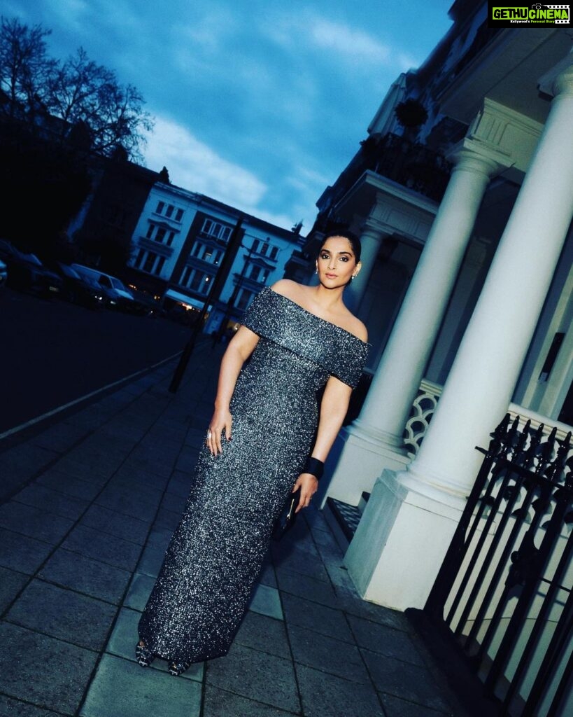 Sonam Kapoor Instagram - Ready for a night out to launch @authoramish latest! Style @nikhilmansata 📸 @moeez 👗 @emiliawickstead 👛 @therow 👠 @manoloblahnik 💄 @mariaasadimakeup 💇‍♀️ @kenorourke1 #nightsalwaysyoung #mamasnightout #datenight Royal Borough of Kensington and Chelsea