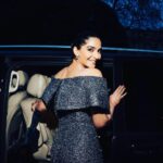 Sonam Kapoor Instagram - Ready for a night out to launch @authoramish latest! Style @nikhilmansata 📸 @moeez 👗 @emiliawickstead 👛 @therow 👠 @manoloblahnik 💄 @mariaasadimakeup 💇‍♀️ @kenorourke1 #nightsalwaysyoung #mamasnightout #datenight Royal Borough of Kensington and Chelsea
