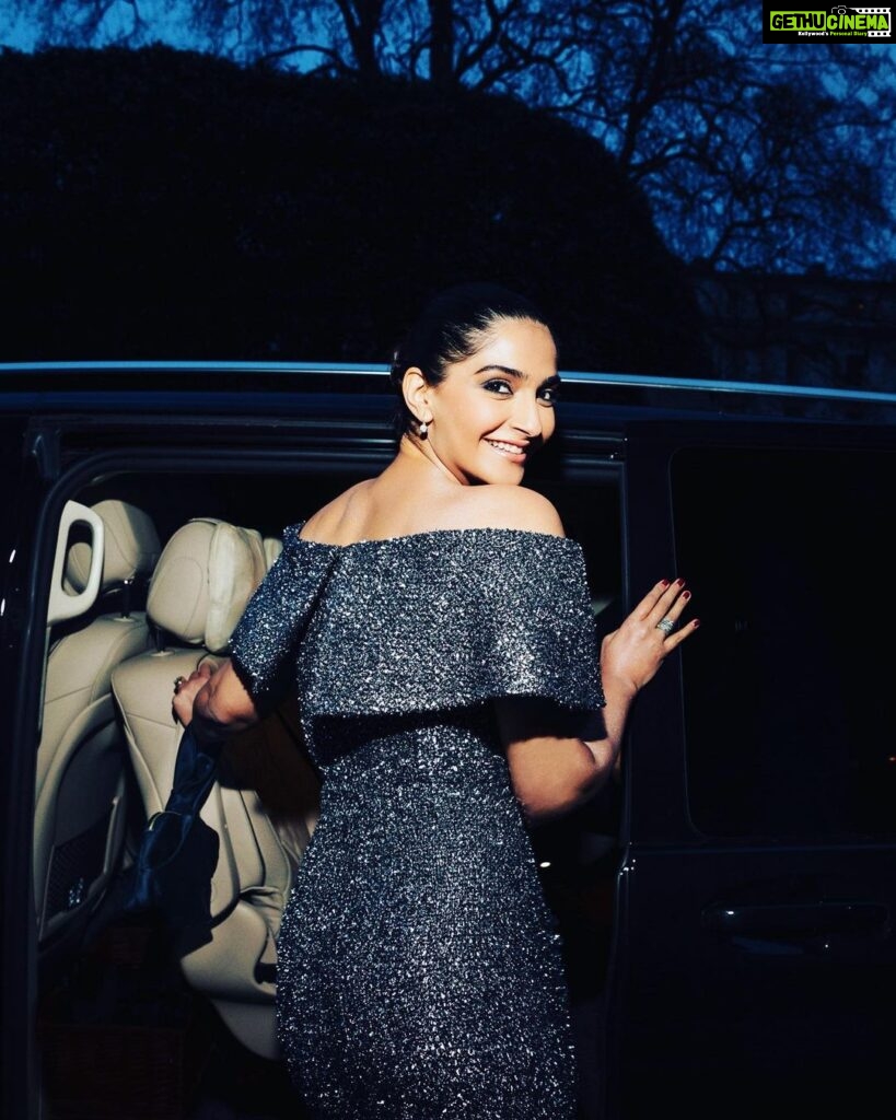 Sonam Kapoor Instagram - Ready for a night out to launch @authoramish latest! Style @nikhilmansata 📸 @moeez 👗 @emiliawickstead 👛 @therow 👠 @manoloblahnik 💄 @mariaasadimakeup 💇‍♀️ @kenorourke1 #nightsalwaysyoung #mamasnightout #datenight Royal Borough of Kensington and Chelsea