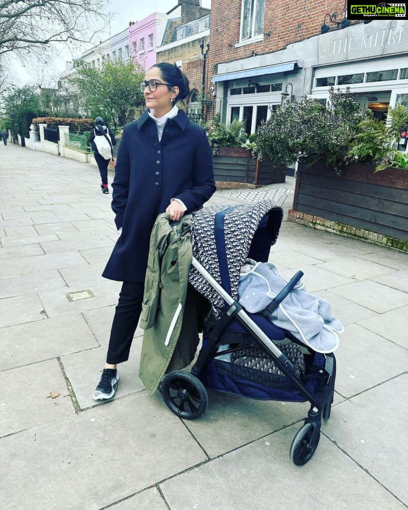 Sonam Kapoor Instagram - Weekend in Notting Hill with the new addition to our little fam… #everydayphenomenal #vayusparents #betterthaniimagined Royal Borough of Kensington and Chelsea