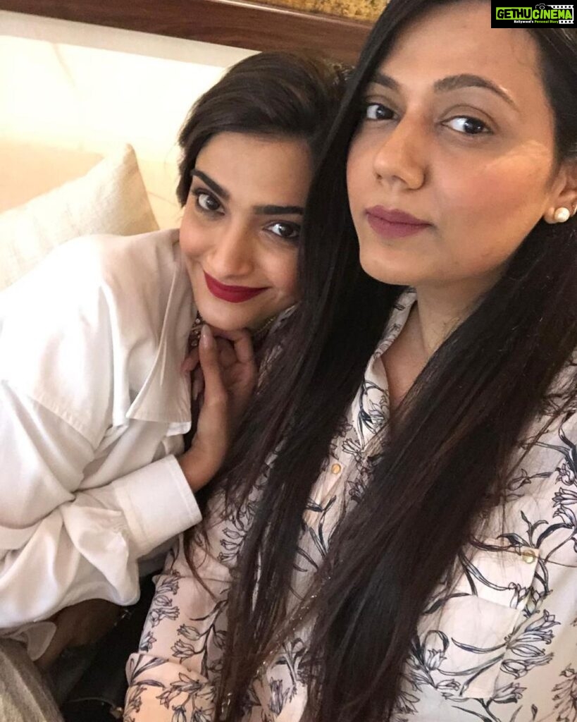 Sonam Kapoor Instagram - Happy happy birthday nehuuu! Love you lots and lots! This is going to be our best year ever! 🎂