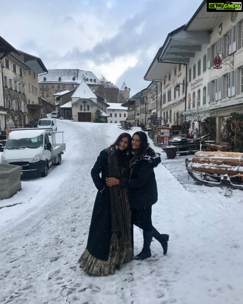 Sonam Kapoor Instagram - Happy happy birthday nehuuu! Love you lots and lots! This is going to be our best year ever! 🎂