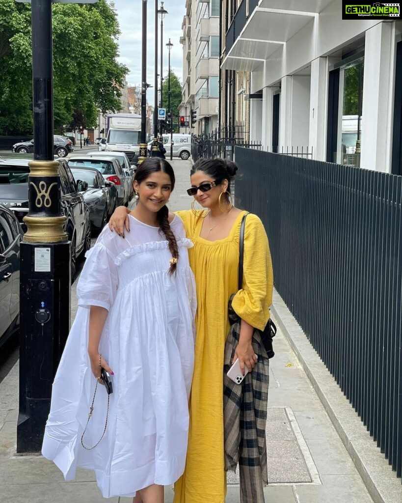 Sonam Kapoor Instagram - Happy Happy birthday to my favourite person in the world. My best friend my soulmate . Partners in everything and the best sister duo in the world. Love you my beautiful intelligent sister. I miss being your roommate and living in the same house as you. And I can’t wait for you to come home ! @rheakapoor 🥳 🎂 🎉 #sistersbeforemisters #friesoverguys #rheson #happybirthdaysister