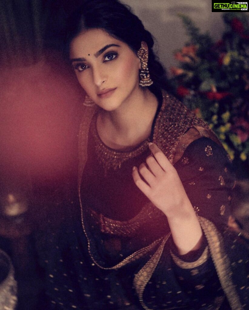 Sonam Kapoor Instagram - Love these indian dramatic pictures.. thanks @vaishnavpraveen for shooting me well in indian only 😂 Earrings: @amrapalijewels Anarkali @ri_ritukumar Images: @thehouseofpixels Hair & Make up: @namratasoni Styling: @abhilashatd @rheakapoor Anil Kapoors House, Juhu, Mumbai