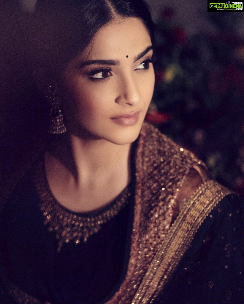 Sonam Kapoor Instagram - Love these indian dramatic pictures.. thanks @vaishnavpraveen for shooting me well in indian only 😂 Earrings: @amrapalijewels Anarkali @ri_ritukumar Images: @thehouseofpixels Hair & Make up: @namratasoni Styling: @abhilashatd @rheakapoor Anil Kapoors House, Juhu, Mumbai