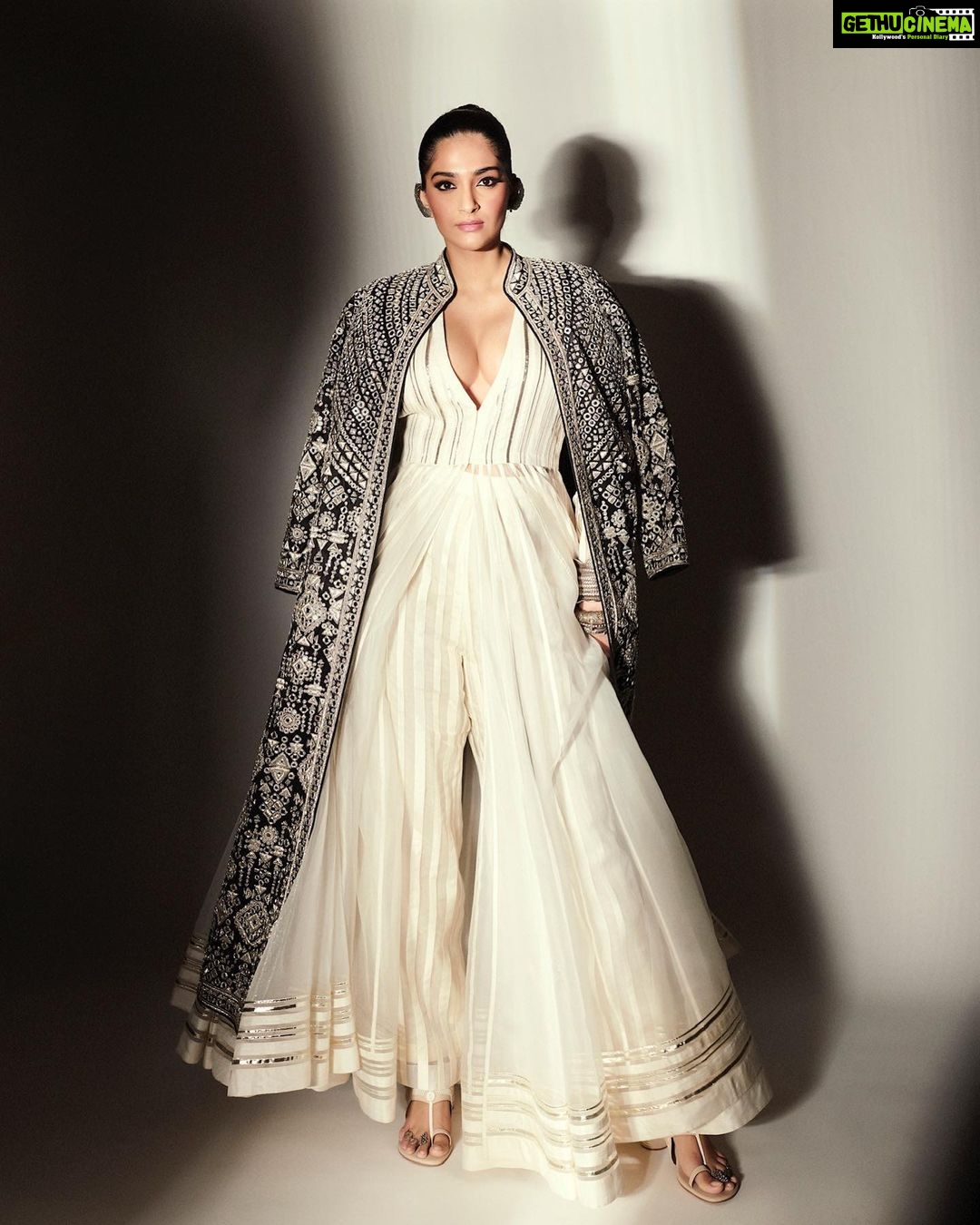 Sonam Kapoor Instagram - I was there for the first ever Shaadi By Marriott event and look how beautifully it’s grown today. Congratulations @khushnooma for a spectacular property and event - truly resplendent showcase of Marriott as the ultimate wedding destination #ShaadiByMarriottBonvoy Outfit : @abujanisandeepkhosla Earrings and rings : @amrapalijewels Bangles and cuffs: @amrapalijewels @abhilasha_pret_jewelry Toe rings : @amrapalijewels Shoes : @aprajitatoorofficial Hair: @alpakhimani Make up : @tanvichemburkar Styling : @rheakapoor @abhilashatd Images : @thehouseofpixels Thank you @marriottbonvoy for a spectacular event! Seeing all the amazing performances and the turnout was great ! JW Marriott Mumbai Sahar