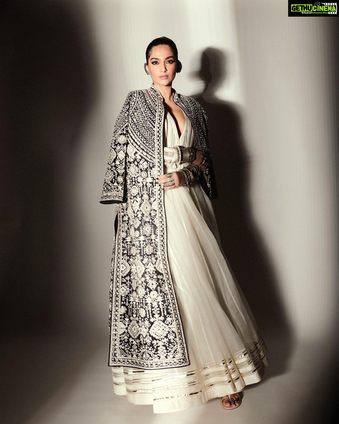 Sonam Kapoor Instagram - I was there for the first ever Shaadi By Marriott event and look how beautifully it’s grown today. Congratulations @khushnooma for a spectacular property and event - truly resplendent showcase of Marriott as the ultimate wedding destination #ShaadiByMarriottBonvoy Outfit : @abujanisandeepkhosla Earrings and rings : @amrapalijewels Bangles and cuffs: @amrapalijewels @abhilasha_pret_jewelry Toe rings : @amrapalijewels Shoes : @aprajitatoorofficial Hair: @alpakhimani Make up : @tanvichemburkar Styling : @rheakapoor @abhilashatd Images : @thehouseofpixels Thank you @marriottbonvoy for a spectacular event! Seeing all the amazing performances and the turnout was great ! JW Marriott Mumbai Sahar
