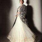 Sonam Kapoor Instagram - I was there for the first ever Shaadi By Marriott event and look how beautifully it’s grown today. Congratulations @khushnooma for a spectacular property and event - truly resplendent showcase of Marriott as the ultimate wedding destination #ShaadiByMarriottBonvoy Outfit : @abujanisandeepkhosla Earrings and rings : @amrapalijewels Bangles and cuffs: @amrapalijewels @abhilasha_pret_jewelry Toe rings : @amrapalijewels Shoes : @aprajitatoorofficial Hair: @alpakhimani Make up : @tanvichemburkar Styling : @rheakapoor @abhilashatd Images : @thehouseofpixels Thank you @marriottbonvoy for a spectacular event! Seeing all the amazing performances and the turnout was great ! JW Marriott Mumbai Sahar