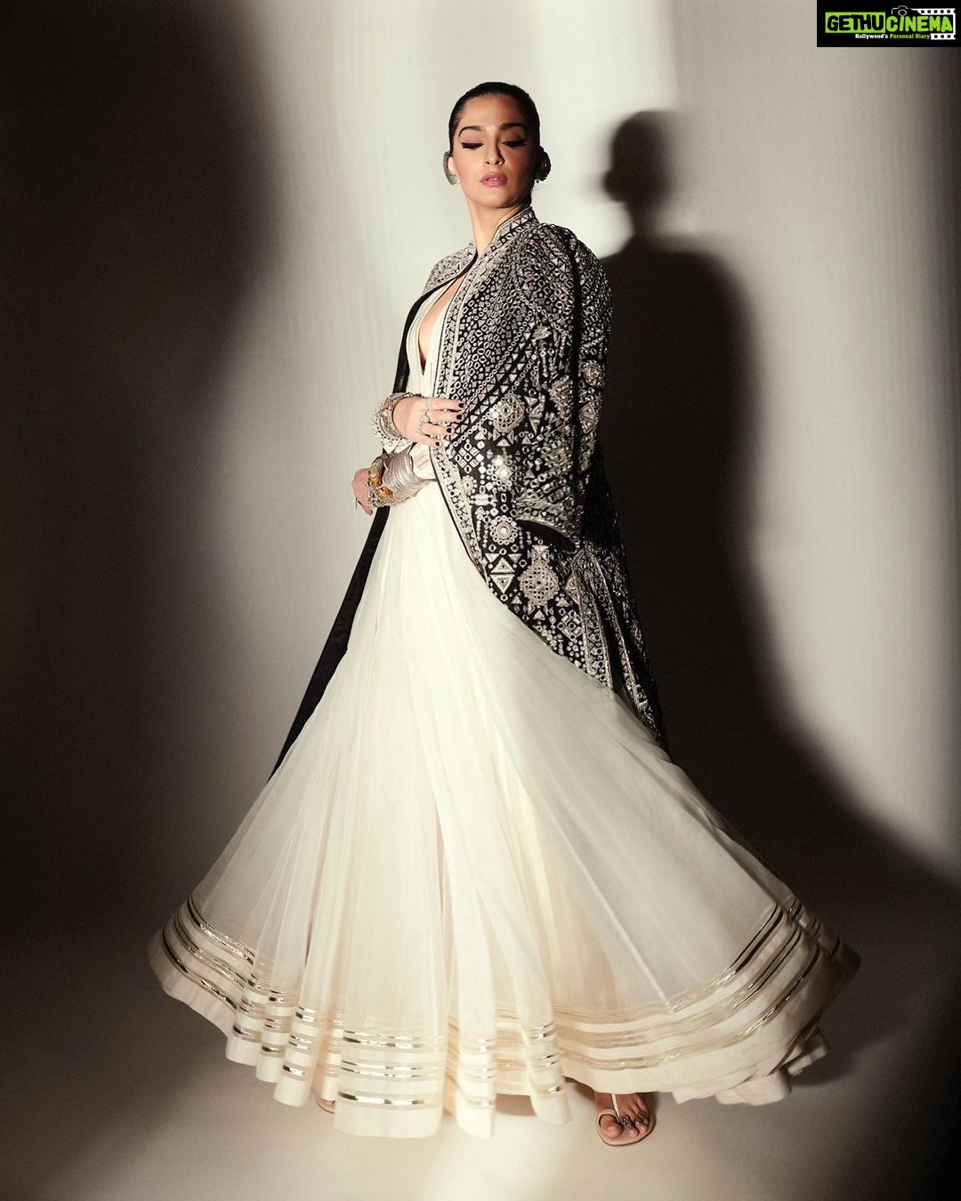 Sonam Kapoor Instagram - I was there for the first ever Shaadi By Marriott event and look how beautifully it’s grown today. Congratulations @khushnooma for a spectacular property and event - truly resplendent showcase of Marriott as the ultimate wedding destination #ShaadiByMarriottBonvoy Outfit : @abujanisandeepkhosla Earrings and rings : @amrapalijewels Bangles and cuffs: @amrapalijewels @abhilasha_pret_jewelry Toe rings : @amrapalijewels Shoes : @aprajitatoorofficial Hair: @alpakhimani Make up : @tanvichemburkar Styling : @rheakapoor @abhilashatd Images : @thehouseofpixels Thank you @marriottbonvoy for a spectacular event! Seeing all the amazing performances and the turnout was great ! JW Marriott Mumbai Sahar