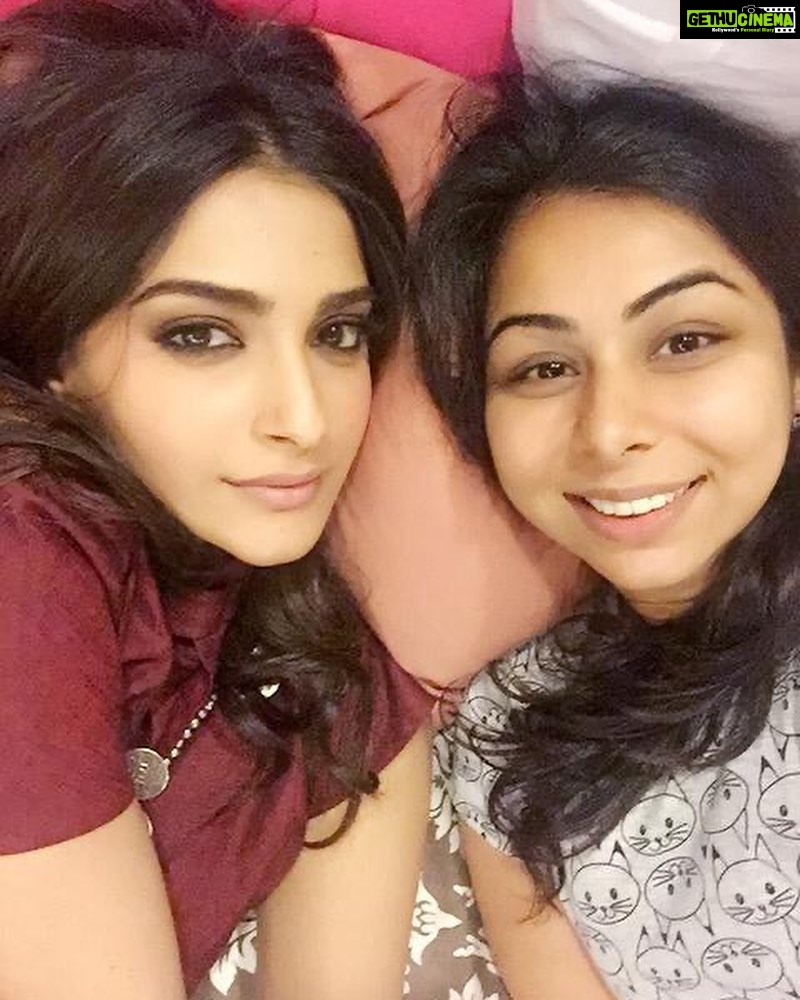 Sonam Kapoor Instagram - Happy happy birthday my Pari π§ββοΈ love you @karishma youβre the best. π€ #bestfriends #birthdaygirl π