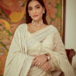 Sonam Kapoor Instagram - Can we redefine pearly whites now?! Stunning piece of art by @abujanisandeepkhosla Outfit @abujanisandeepkhosla Earrings @mahesh_notandass Necklace @tarafinejewellery Styling @rheakapoor @spacemuffin27 @sanyakapoor Make up @tanvichemburkar Hair @alpakhimani Photos @kadamajay