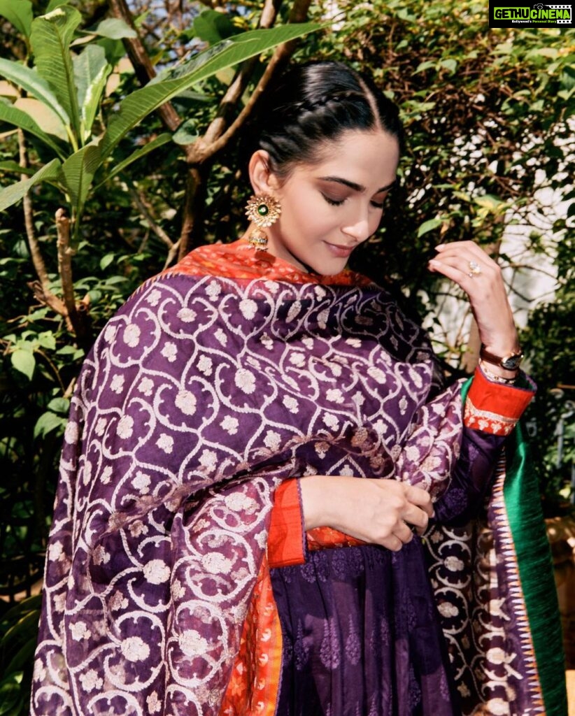 Sonam Kapoor Instagram - ☀️ ॐ भूर्भुव॒ स्सुवः॑ तत्स॑ वि॒तुर्वरे᳚ण्यं॒ भर्गो॑ दे॒वस्य॑ धीमहि धियो॒ यो नः॑ प्रचो॒दया᳚त् ॥ Yesterday for makar sankranti family puja. 🪁 👗 @gaurangofficial 🩴 @aprajitatoorofficial 💎 @kapoor.sunita 💇‍♀️ @deepabambhaniya08 Photos by @leroifoto makarsankranti #sungoddess #savitr #gayatri #surya Anil Kapoors House, Juhu, Mumbai