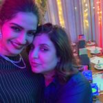 Sonam Kapoor Instagram – Happy happy birthday my darling @farahkhankunder I know you’re mamas bff but your kindness and generosity towards @rheakapoor and me is amazing.. love you lots .. #veerediwedding #tareefaan