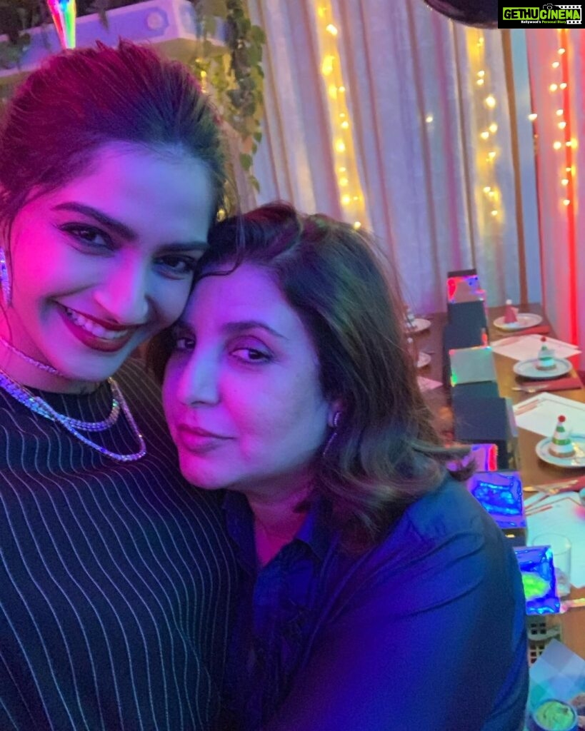 Sonam Kapoor Instagram - Happy happy birthday my darling @farahkhankunder I know you’re mamas bff but your kindness and generosity towards @rheakapoor and me is amazing.. love you lots .. #veerediwedding #tareefaan