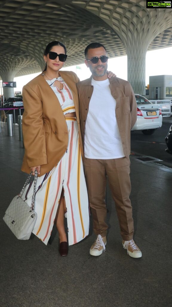 Sonam Kapoor Instagram - ✈️ to Delhi with my baby @anandahuja in All @bhaane #allbhaaneallday #bhaaneonconverse #delhidiaries #everydayphenomenal 🎥 @varindertchawla 📸 @viralbhayani India