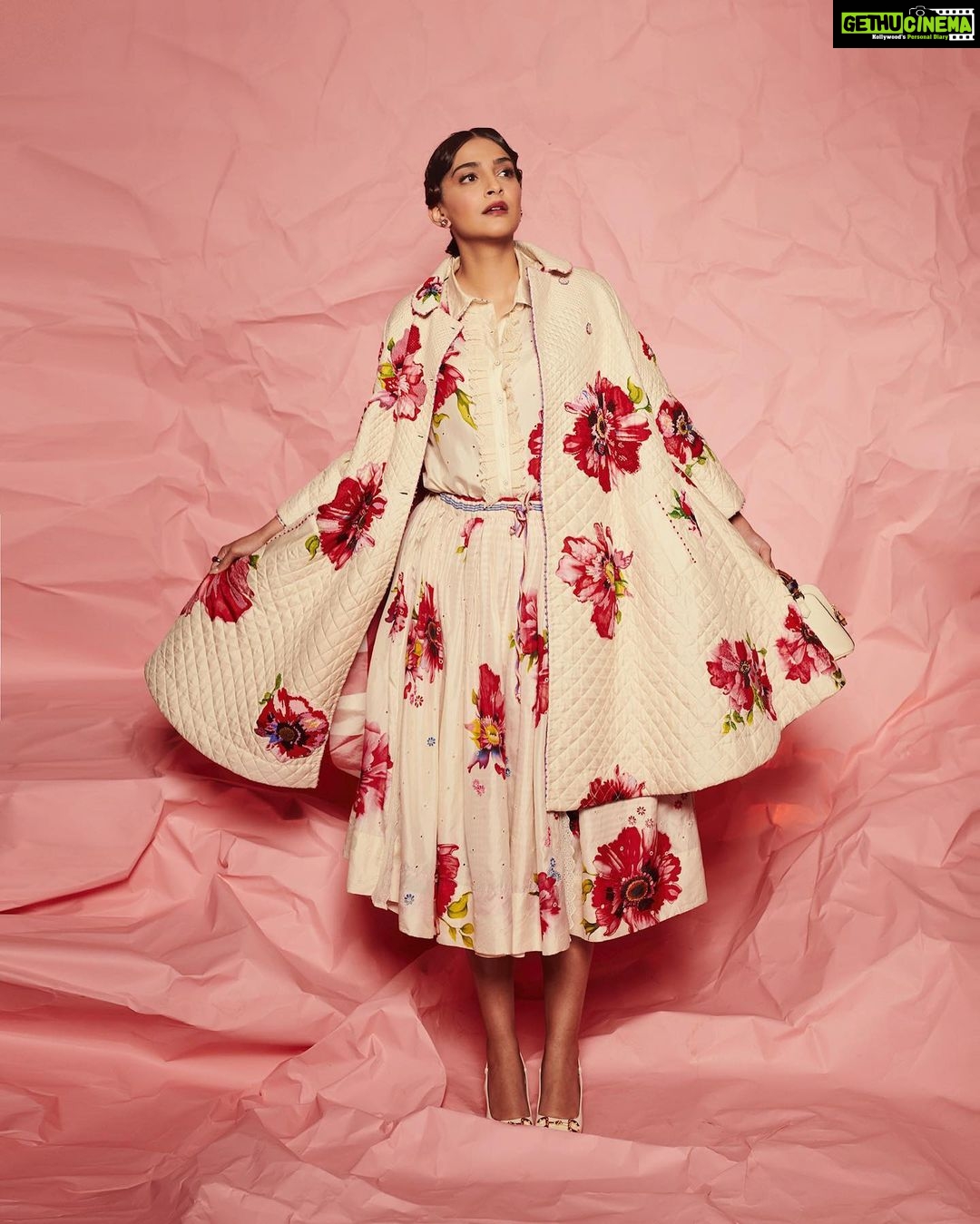 Sonam Kapoor Instagram - In BLOOM for a fun chat with my maasi at the @archdigestindia Design Show today! Outfit : @ilovepero Earrings : @amrapalijewels Ring : @amarisbyprernarajpal Shoes and Bag : @gucci Make up and Hair : @namratasoni Photography : @thehouseofpixels @amaker7 Styling : @rheakapoor with @manishamelwani Styling team : @_samidha_ @iambidipto_ Manager @neeha7 #ADDS #architecturaldesign #admagazine #admagazineindia