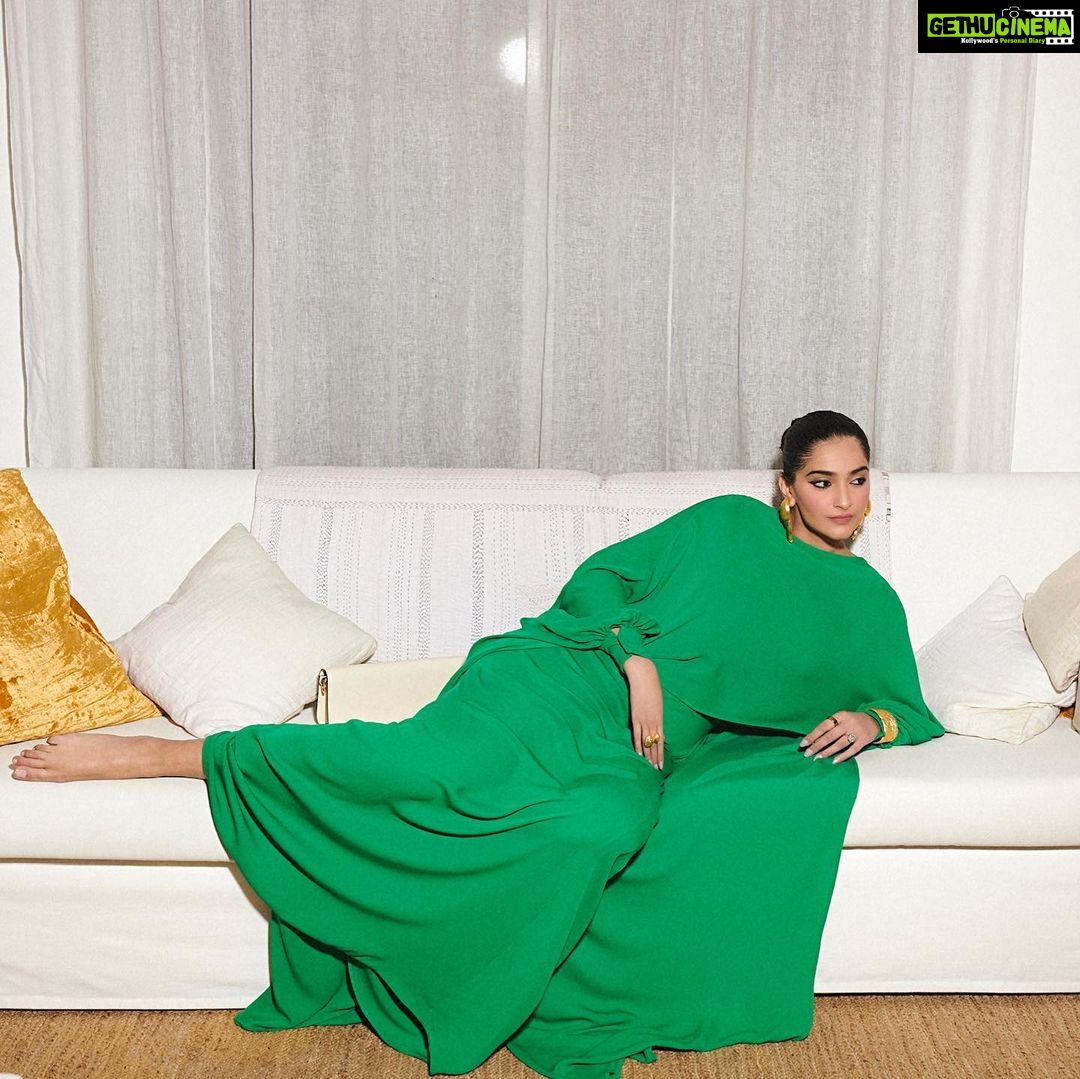 Sonam Kapoor Instagram - Had so much fun painting the town Green! Thanks for inviting me #sipsmithgin #thewayitwasdone @toastevents_in In @maisonvalentino @pppiccioli MUA @mallika_bhat Hair @alpakhimani Jewels 🥸 📸 @thehouseofpixels Styled by @rheakapoor and @manishamelwani Mumbai, Maharashtra