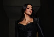 Sonam Kapoor Instagram - Hello Victoria's Secret crew! Thank you for having me at Delhi's 1st store preview at your favorite Ambience Mall, Vasant Kunj Loved the vibe of the new concept store Shout out to the amazing Victoria's Secret team at Apparel Group for the wonderful hospitality! Don’t forget to get your holiday collection to shine this New Year! Do visit the store tomorrow! #VSLovesIndia #VictoriasSecretIndia #VSLovesDelhi #Delhi #VictoriasSecret @victoriassecretindia @vspinkindia @ambiencemallvasantkunj @apparelgroupindia @apparelgroupofficial Outfit : @gauriandnainika Earrings : @kasmiafinejewellery @quirk_india Shoes : @manoloblahnik Hair : @alpakhimani make up : @mallika_bhat Photography : @thehouseofpixels @amaker7 Styling : @rheakapoor @abhilashatd Styling team : @navyachanana @fusionandfashion07 Manager @neeha7