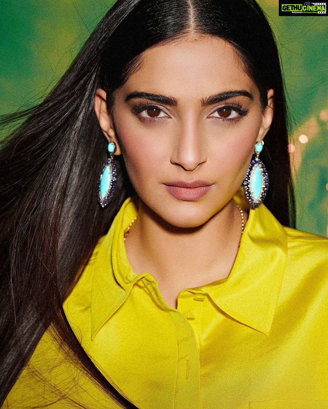 Sonam Kapoor Instagram - Night out for mama.. thank you @namratasoni for making me look and feel beautiful we make the best team .. also my babies @vaishnavpraveen @thehouseofpixels and @abhilashatd for taking care of me . Love you all. ❤️❤️❤️❤️ Anil Kapoors House, Juhu, Mumbai