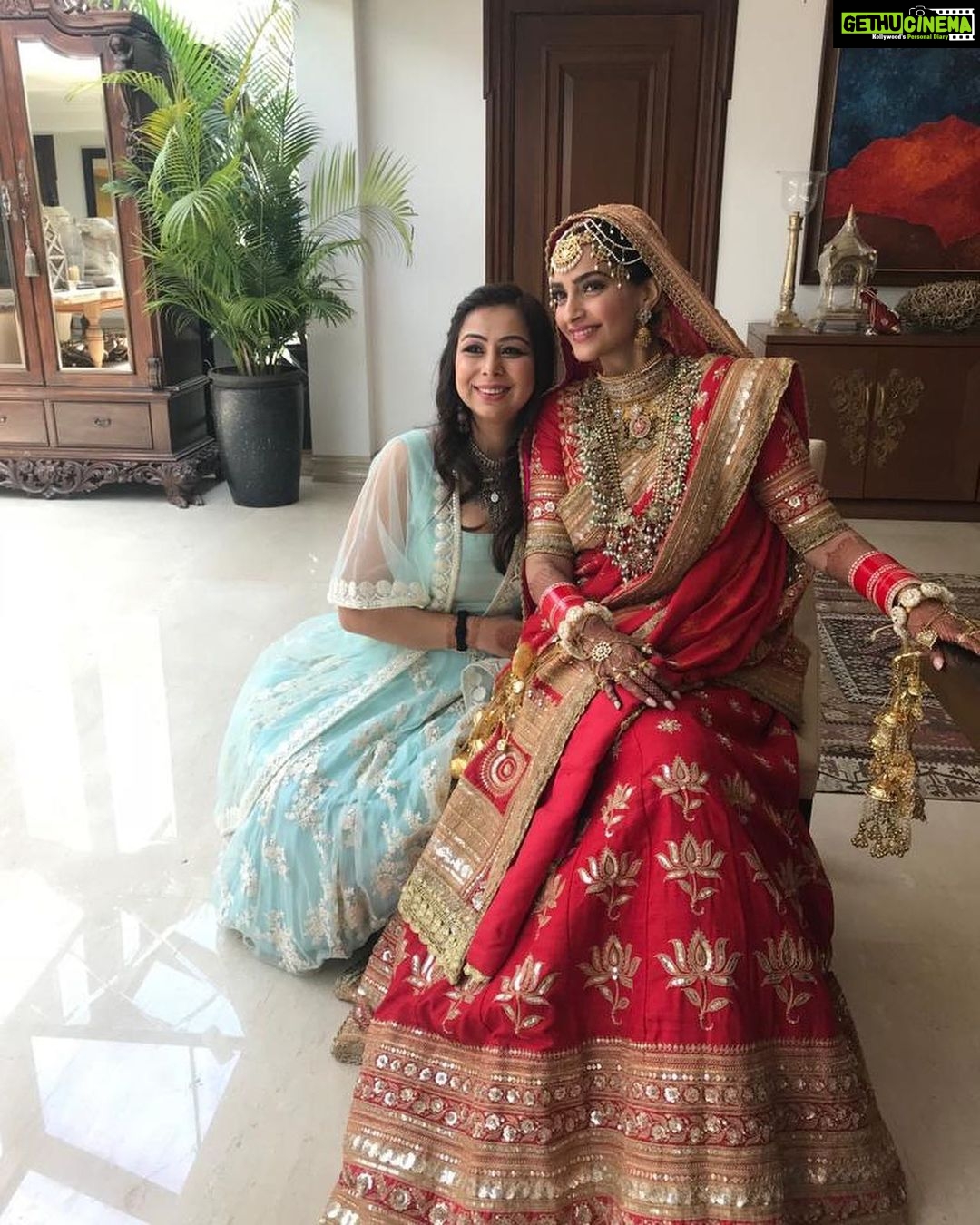 Sonam Kapoor Instagram - Happy happy birthday my Pari π§ββοΈ love you @karishma youβre the best. π€ #bestfriends #birthdaygirl π