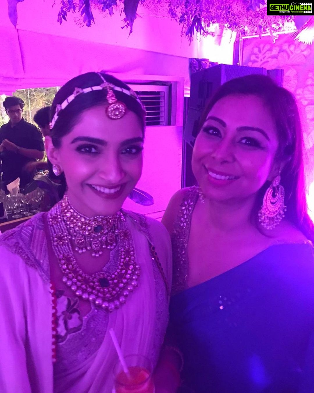 Sonam Kapoor Instagram - Happy happy birthday my Pari π§ββοΈ love you @karishma youβre the best. π€ #bestfriends #birthdaygirl π