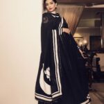Sonam Kapoor Instagram - ⭐️ 🌙 Outfit: @houseofmasaba Choker & Ring: @mahesh_notandass Earrings: @amrapalijewels Bag: @rubilxn Footwear: @jimmychoo Styled by: @rheakapoor @spacemuffin27 Styling Assistant: @hatshitasamdariya Makeup Artist: @divyashetty_ Hairstylist: @deepabambhaniya Shot by: @thehouseofpixels @amaker7 India