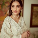 Sonam Kapoor Instagram - Can we redefine pearly whites now?! Stunning piece of art by @abujanisandeepkhosla Outfit @abujanisandeepkhosla Earrings @mahesh_notandass Necklace @tarafinejewellery Styling @rheakapoor @spacemuffin27 @sanyakapoor Make up @tanvichemburkar Hair @alpakhimani Photos @kadamajay