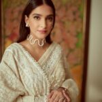 Sonam Kapoor Instagram - Can we redefine pearly whites now?! Stunning piece of art by @abujanisandeepkhosla Outfit @abujanisandeepkhosla Earrings @mahesh_notandass Necklace @tarafinejewellery Styling @rheakapoor @spacemuffin27 @sanyakapoor Make up @tanvichemburkar Hair @alpakhimani Photos @kadamajay