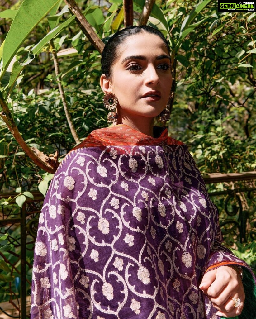 Sonam Kapoor Instagram - ☀️ ॐ भूर्भुव॒ स्सुवः॑ तत्स॑ वि॒तुर्वरे᳚ण्यं॒ भर्गो॑ दे॒वस्य॑ धीमहि धियो॒ यो नः॑ प्रचो॒दया᳚त् ॥ Yesterday for makar sankranti family puja. 🪁 👗 @gaurangofficial 🩴 @aprajitatoorofficial 💎 @kapoor.sunita 💇‍♀️ @deepabambhaniya08 Photos by @leroifoto makarsankranti #sungoddess #savitr #gayatri #surya Anil Kapoors House, Juhu, Mumbai