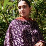 Sonam Kapoor Instagram – ☀️ 
ॐ भूर्भुव॒ स्सुवः॑ 
तत्स॑ वि॒तुर्वरे᳚ण्यं॒
भर्गो॑ दे॒वस्य॑ धीमहि
धियो॒ यो नः॑ प्रचो॒दया᳚त् ॥

Yesterday for makar sankranti family puja. 🪁 
👗 @gaurangofficial 
🩴 @aprajitatoorofficial 
💎 @kapoor.sunita 
💇‍♀️ @deepabambhaniya08 
Photos by @leroifoto makarsankranti #sungoddess #savitr #gayatri #surya Anil Kapoors House, Juhu, Mumbai