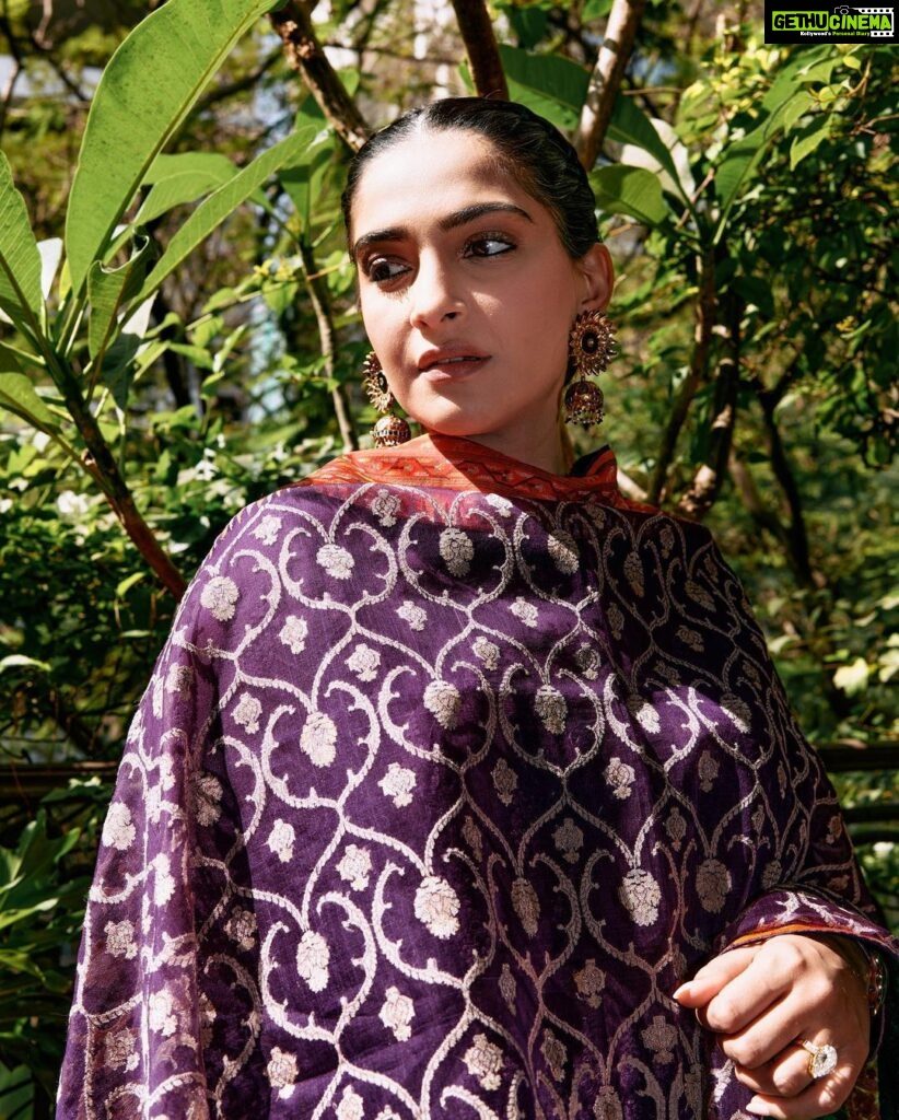 Sonam Kapoor Instagram - ☀️ ॐ भूर्भुव॒ स्सुवः॑ तत्स॑ वि॒तुर्वरे᳚ण्यं॒ भर्गो॑ दे॒वस्य॑ धीमहि धियो॒ यो नः॑ प्रचो॒दया᳚त् ॥ Yesterday for makar sankranti family puja. 🪁 👗 @gaurangofficial 🩴 @aprajitatoorofficial 💎 @kapoor.sunita 💇‍♀️ @deepabambhaniya08 Photos by @leroifoto makarsankranti #sungoddess #savitr #gayatri #surya Anil Kapoors House, Juhu, Mumbai