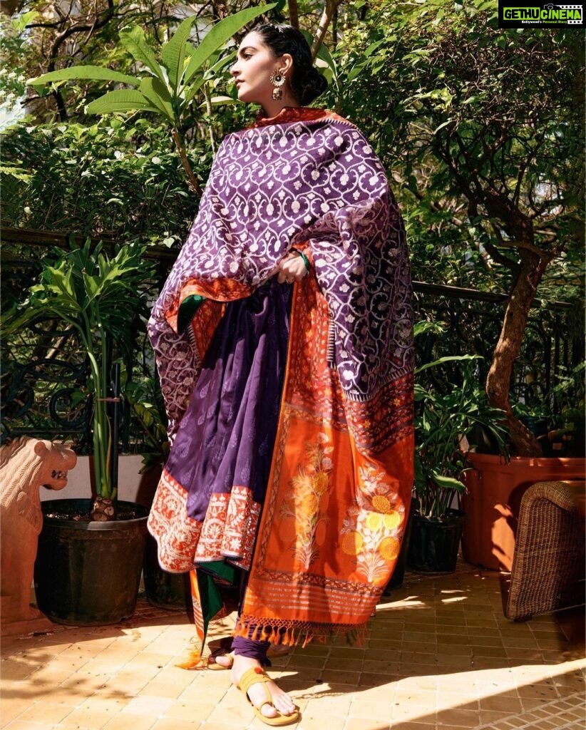 Sonam Kapoor Instagram - ☀️ ॐ भूर्भुव॒ स्सुवः॑ तत्स॑ वि॒तुर्वरे᳚ण्यं॒ भर्गो॑ दे॒वस्य॑ धीमहि धियो॒ यो नः॑ प्रचो॒दया᳚त् ॥ Yesterday for makar sankranti family puja. 🪁 👗 @gaurangofficial 🩴 @aprajitatoorofficial 💎 @kapoor.sunita 💇‍♀️ @deepabambhaniya08 Photos by @leroifoto makarsankranti #sungoddess #savitr #gayatri #surya Anil Kapoors House, Juhu, Mumbai